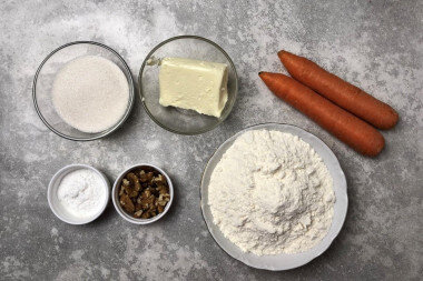 ШАГ 1:
Как сделать домашнее морковное печенье? Подготовьте продукты. Морковь выбирайте свежую, сочную, без темных пятен. Сливочное масло должно быть качественным, соответствующим ГОСТу. Достаньте его из холодильника заранее, чтобы оно размягчилось. Количество сахара можете скорректировать по своему вкусу. Орехи можете не использовать, а можете порубить их и положить в тесто. Также вкусно будет печенье с изюмом.