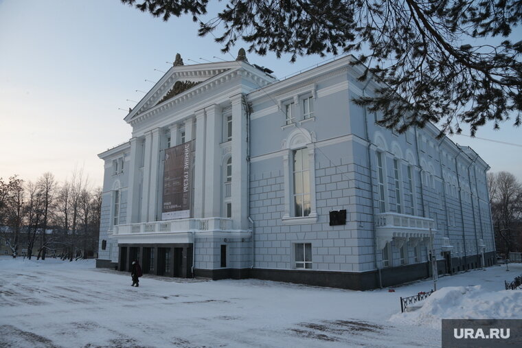    Творить в старых стенах артистам еще долго