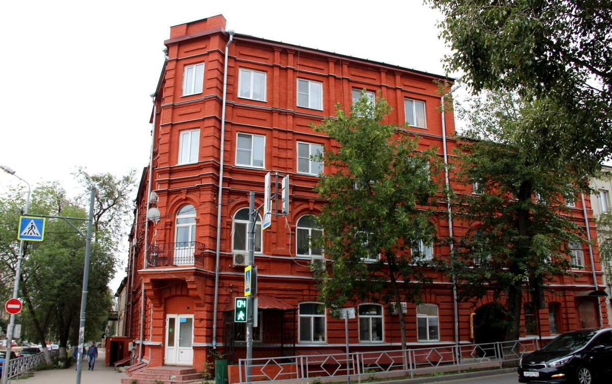 В  уровне второго этажа скошенной угловой части  на мощных кирпичных кронштейнах вывешен балкон с ажурным ограждением 