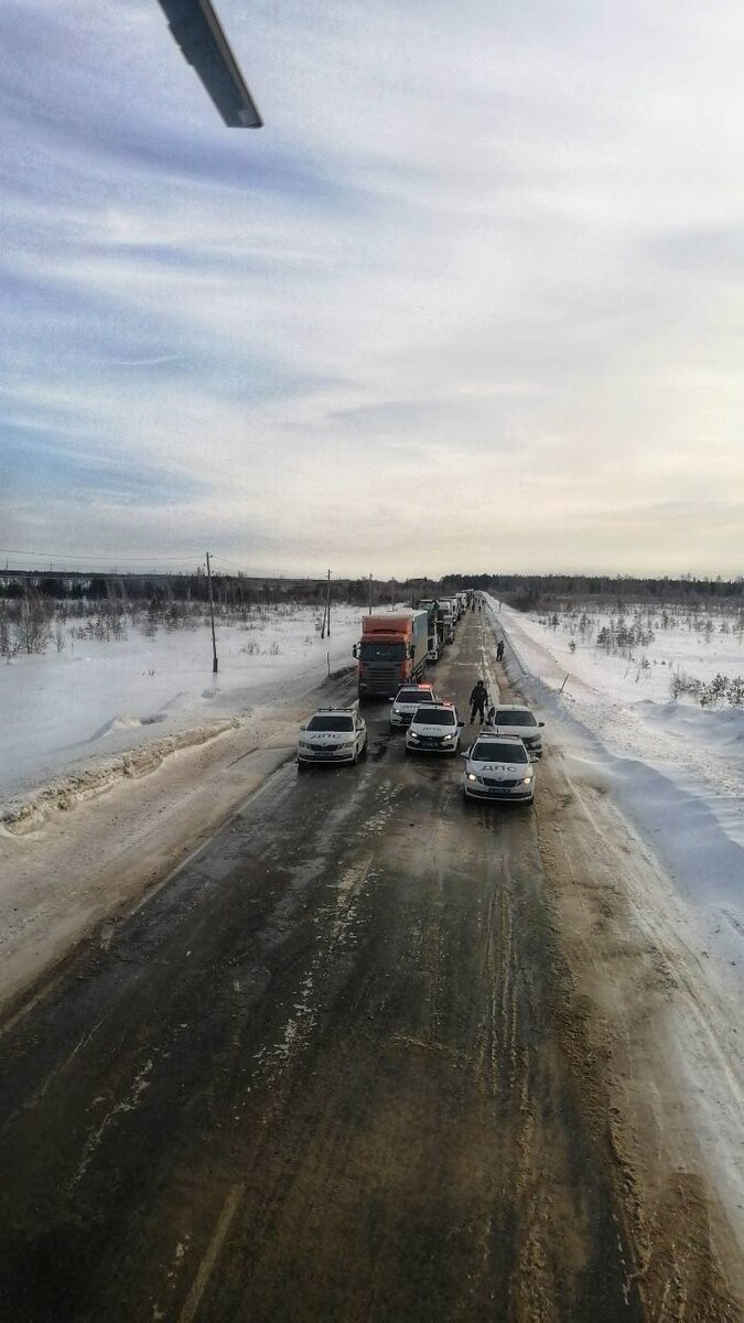    В Югре вертолет с медиками сел на трассу, чтобы спасти пострадавших в жутком ДТП