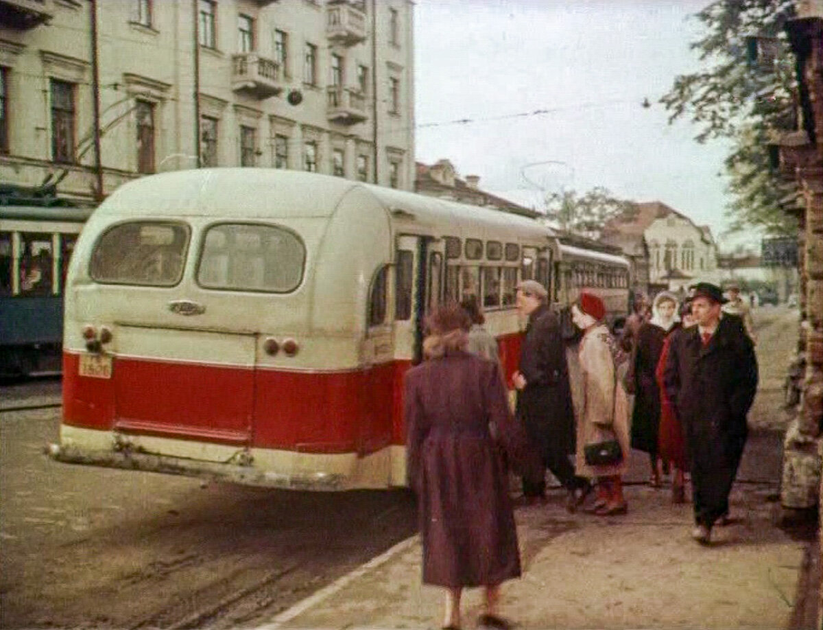 В 1957 году Исидору Марковичу Анненскому было уже за 50. Это один из самых недооцененных советских режиссеров.-11