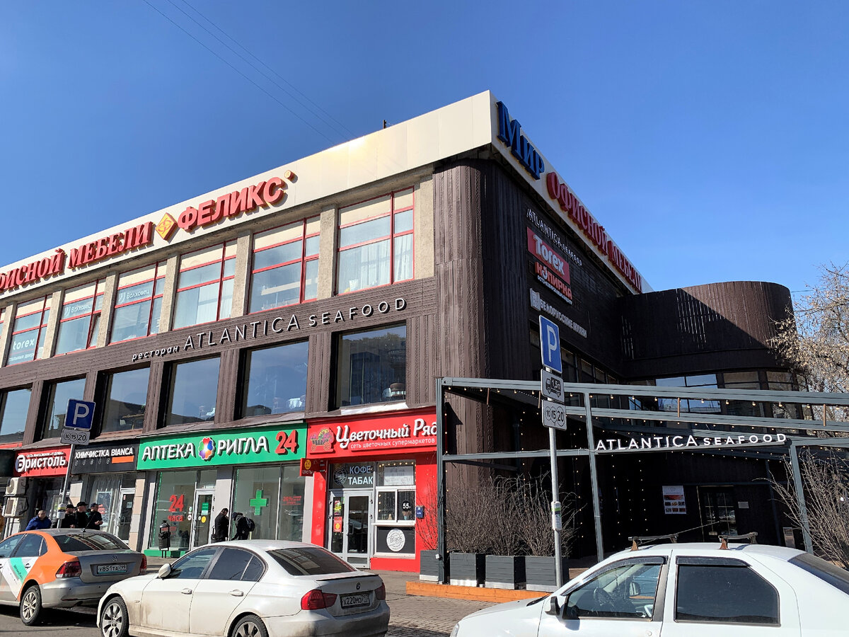 Вид на здание. Ресторан на втором этаже.