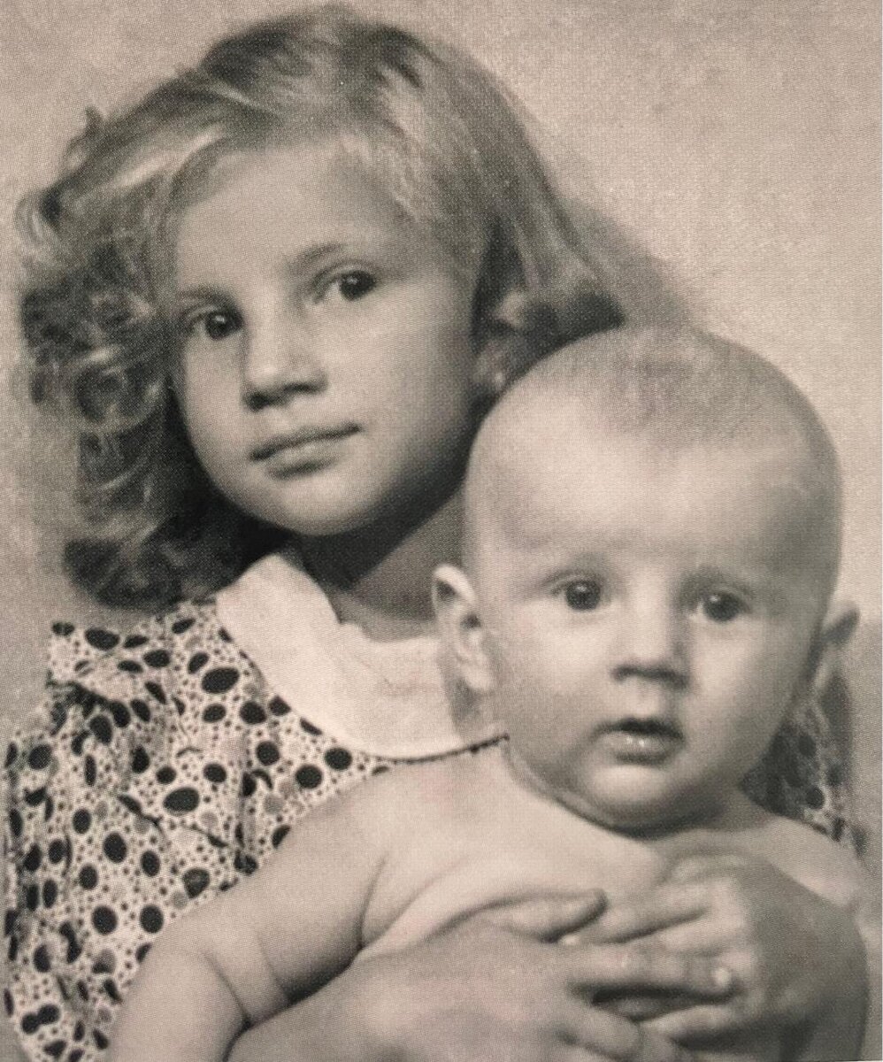 Фото из детства. На коленях у любимой сестрёнки – Мариночки