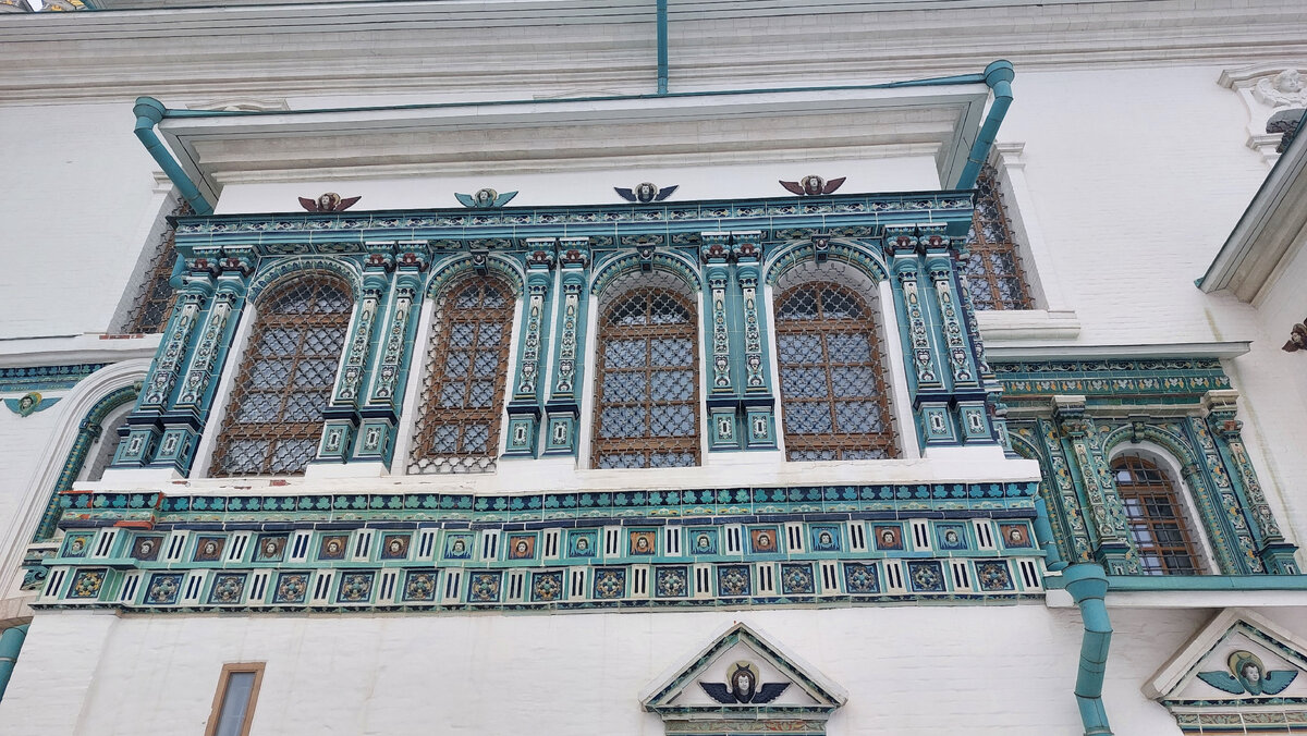 Изразцы на главном здании