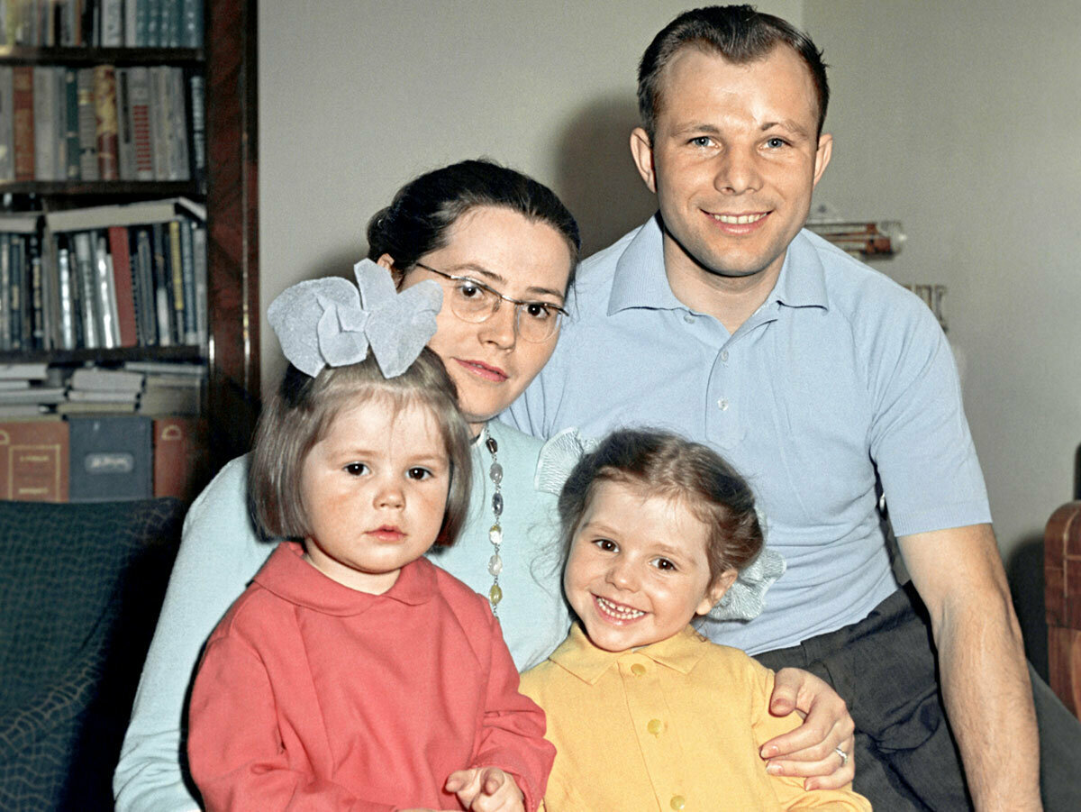 Гагарин с семьей. Семья Юрия Гагарина.