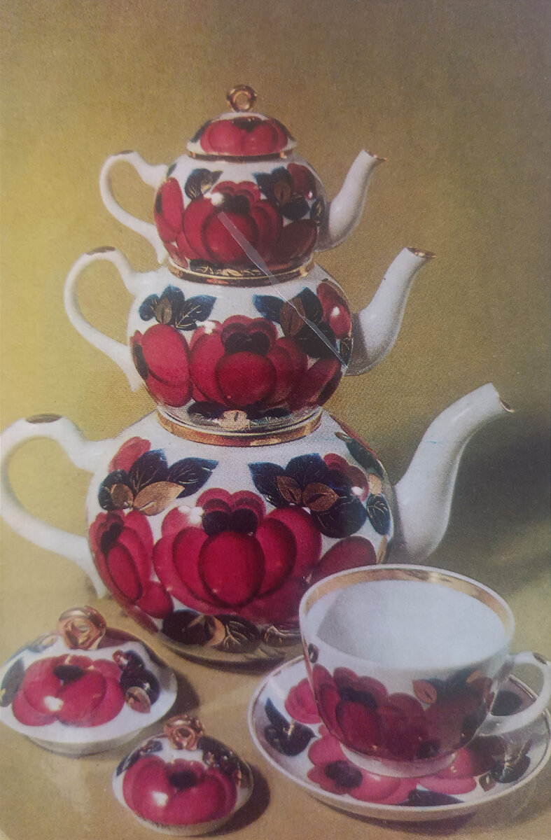 Подарочный набор Пурпуровый. Автор росписи З.В. Алексеева. 1977г. Источник. Новгородский фарфор. Лениздат. 1986г.