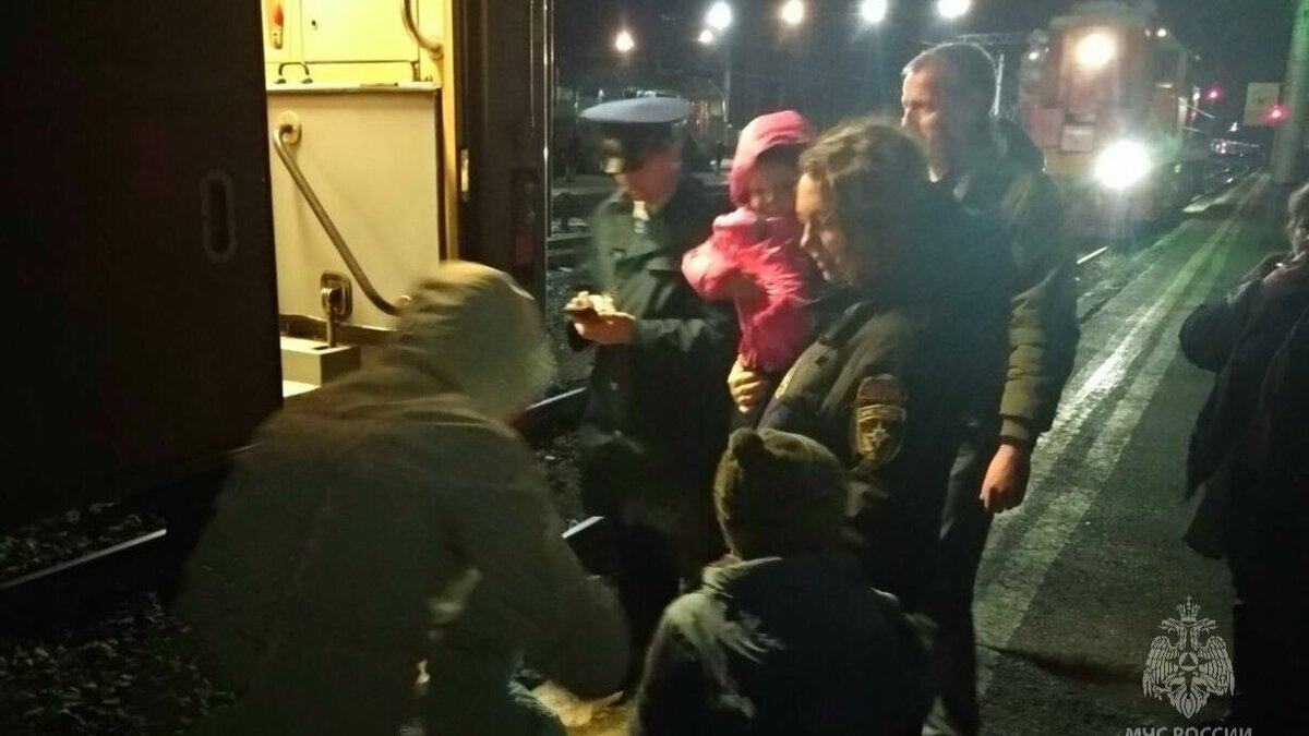     В Тюменскую область прибыла очередная группа беженцев из Херсонской области. Многодетную семью с пятью детьми встретили накануне на железнодорожном вокзале сотрудники МЧС, представители регионального департамента социального развития и волонтеры.