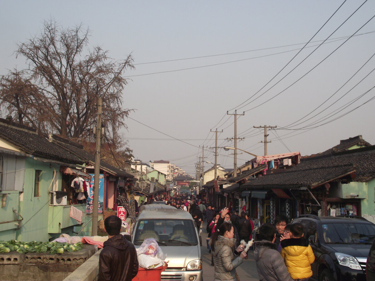 Рынок-город: два в одном, тут и делают и продают много всего