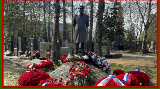 Установлен памятник Владимиру Вольфовичу Жириновскому // Москва, Новодевичье кладбище //