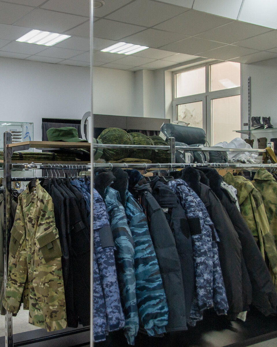 витрина магазина "Полигон"