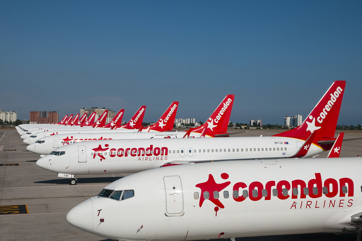 Самолет екатеринбург анталья. Самолет Корендон. Boeing 737-800 Corendon Airlines. Corendon 737. Боинг 737 800 Corendon.