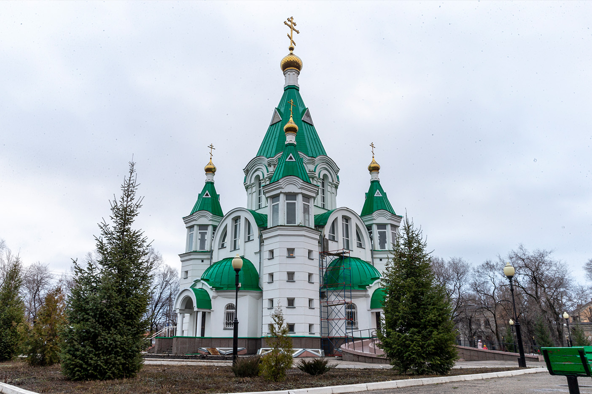На фото - храм всех святых, в земле Русской просиявших (в Заводском районе г. Саратова)