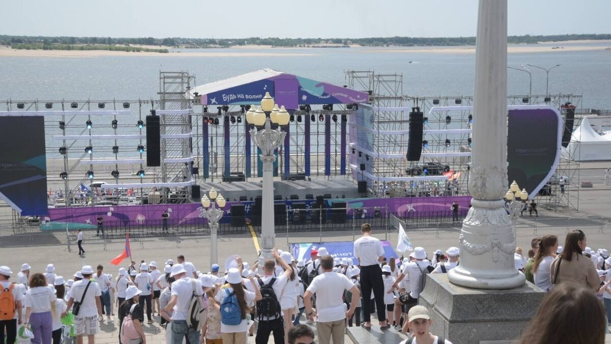     На Центральной набережной в Волгограде открылся молодёжный фестиваль #ТриЧетыре. Он будет идти два дня и соберёт не только волгоградскую молодёжь, но и всех желающих приобщиться к празднику жителей и гостей города.