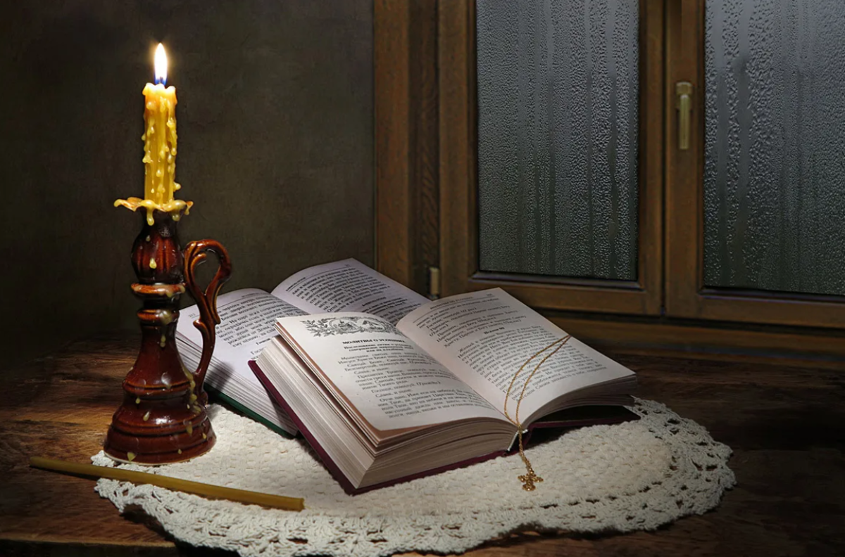 Православное чтение читать. Натюрморт с Библией. Свеча и молитвослов. Православный натюрморт. Книга и свеча.