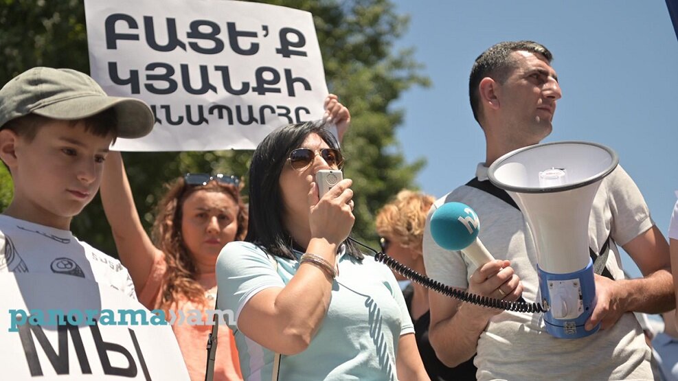 Участники акции под лозунгом «Мы - Арцах!» после представления своего обращения сотрудникам посольства Франции в Ереване шествием направились к посольству США в РА.-4