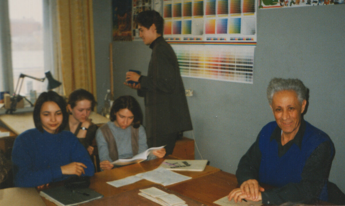 Занятие в студии "Дизайн книги" Уральской государственной архитектурно-художественной академии ведёт московский профессор Ю. Я. Герчук. Слева - Б. Боева, на дальнем плане стоит К. Комардин. 1996 г.