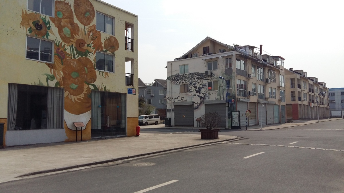 Безлюдные улицы квартала