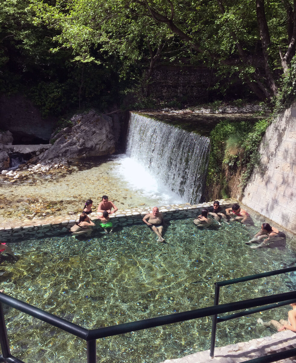 Бассейн с термальной водой Лутра Аридея, Греция