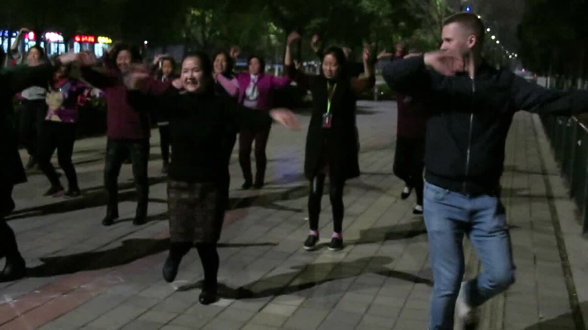 Попробовал потанцевать с местными бабушками!