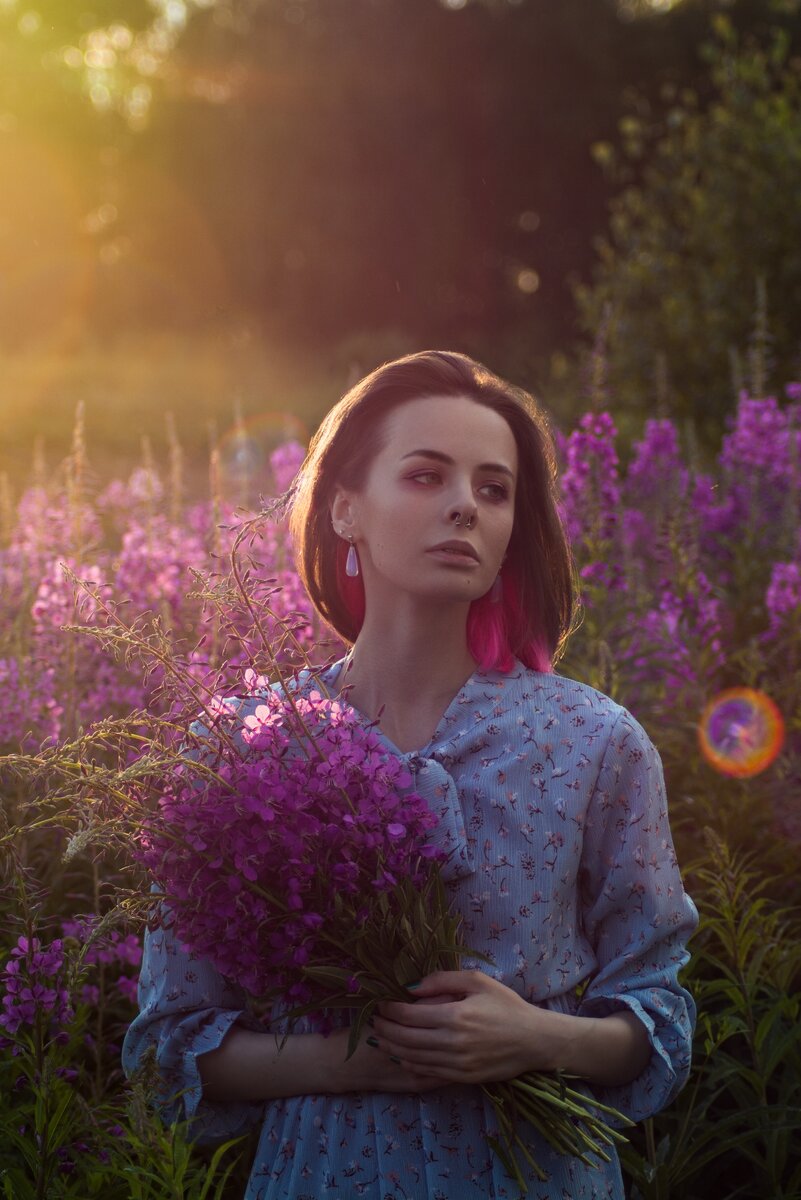 Фото автора, автопортрет, 2019. Фото других людей, увы, показать не могу - во-первых, они мне не нравятся, во-вторых, я потеряла с ними контакт и не могу публиковать их фото без  согласия