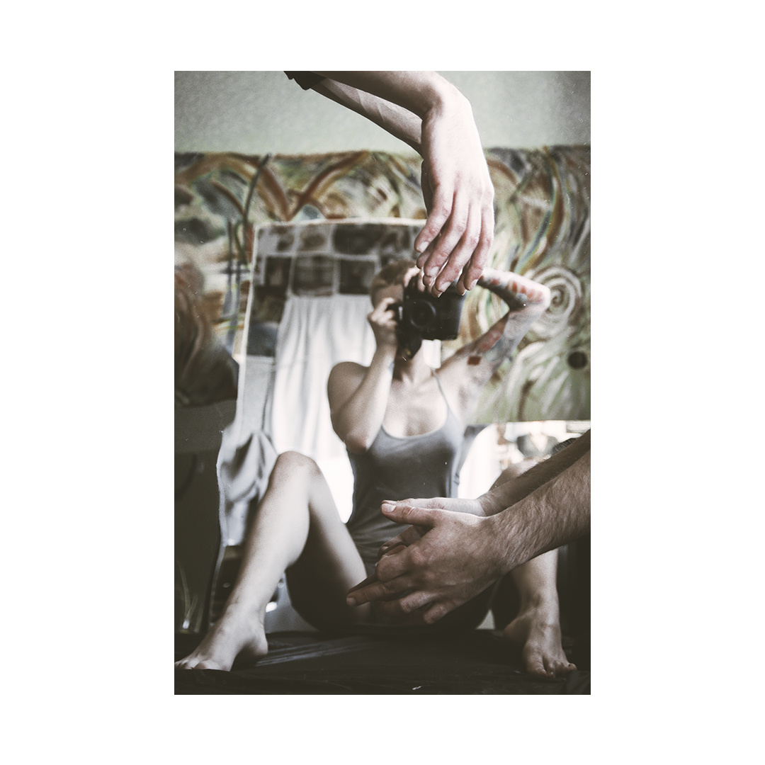 Создаем фотозону и фоткаемся с зеркалом.