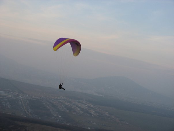 Одиночный параплан в небе над Юцой. Фото из личных архивов.