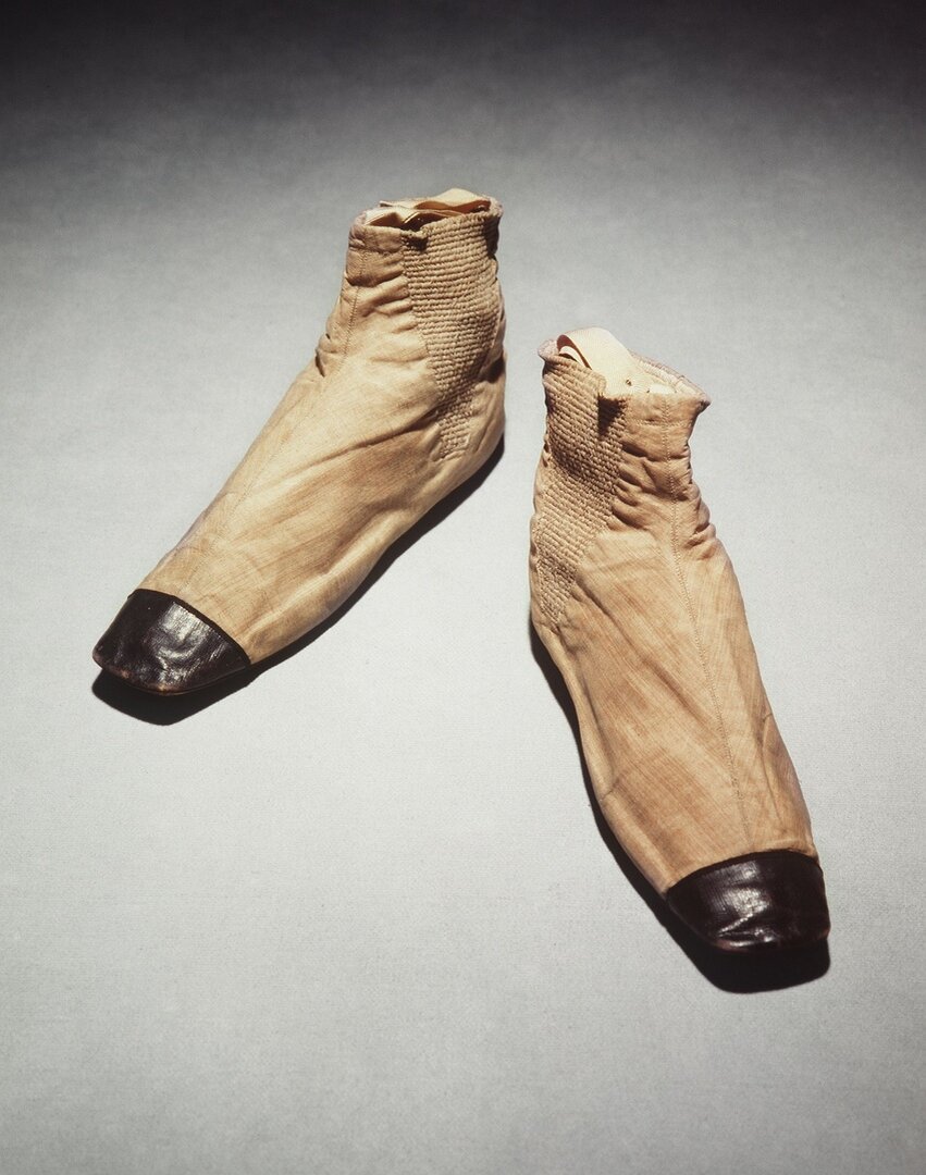 1836 год. Первые ботинки с эластичной резинкой, сделанные для королевы Виктории.