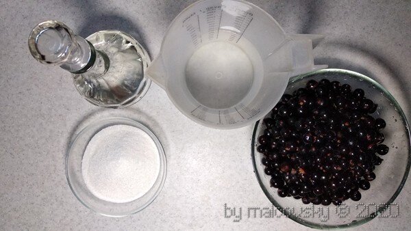 Ингредиенты ликёра из черной смородины
