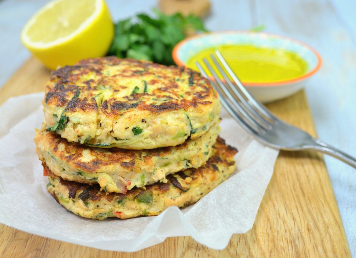 Вкусные оладьи из кабачков на сковороде пышные. Оладушки из кабачков пышные с мукой. Оладушки из кабачков пышные с мукой. Оладьи из кабачков. Оладушки из кабачков пышные с мукой.