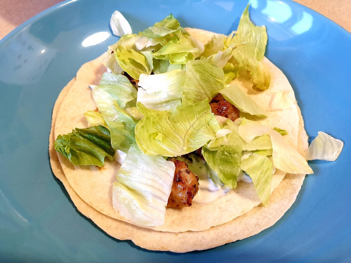 Пшеничная лепёшка с курицей, йогуртовым соусом и салатом айсберг