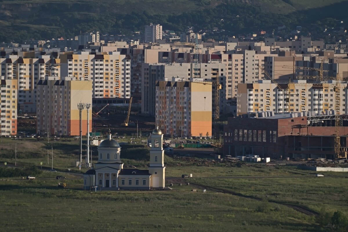 Саратов: старый советский чемодан — всё еще могучий формами, но уже  обшарпанный и погрызенный мышами | Не сидится | Дзен