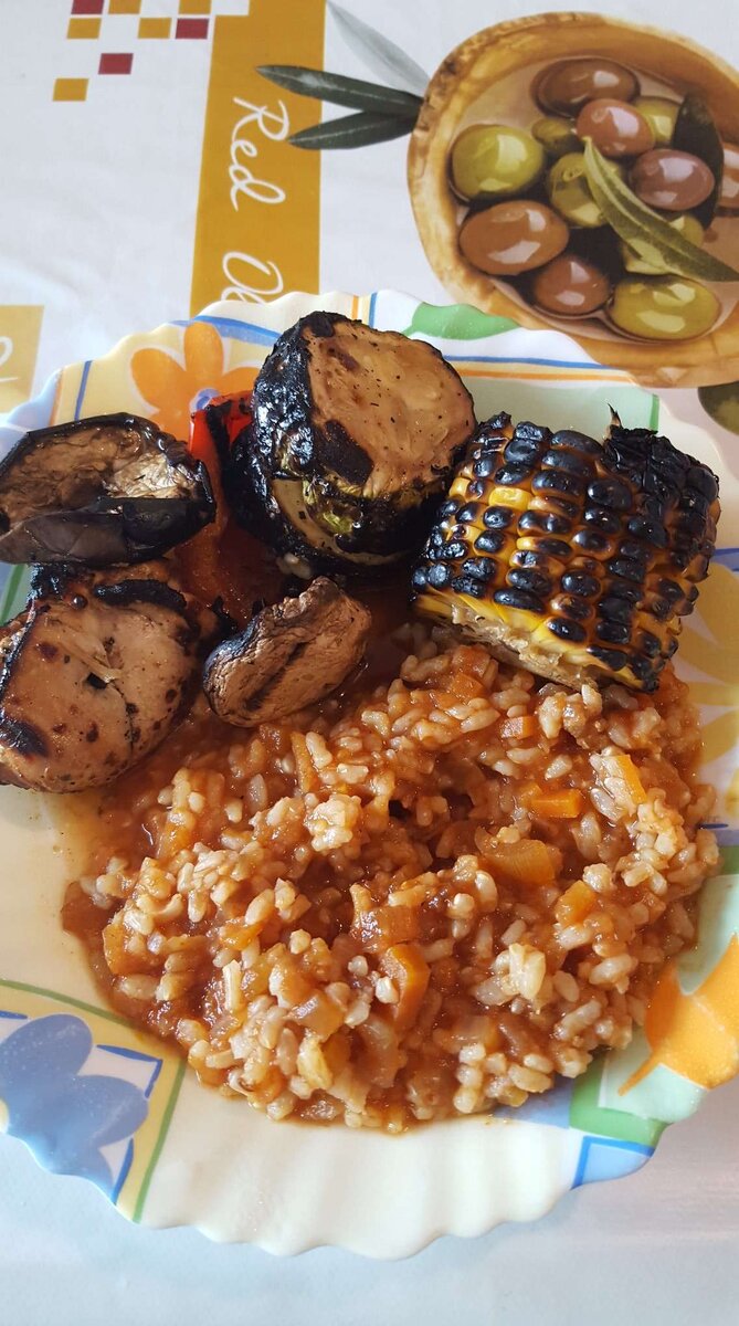 рис с привезенными овощами и шашлыком