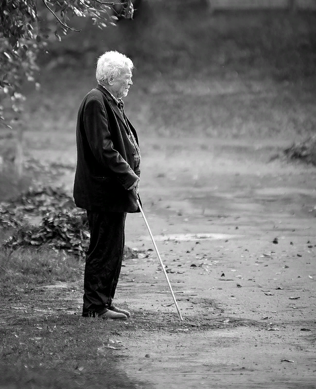 Одинокий старик. Пожилые люди грустные. Грустный старик. Одиночество пожилых людей.