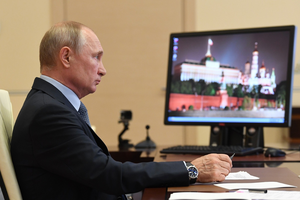 Президент РФ Владимир Путин в Ново-Огарево во время переговоров в режиме видеоконференции - Фото: АЛЕКСЕЙ НИКОЛЬСКИЙ/ТАСС