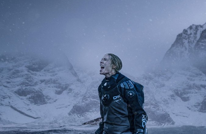 Норвежско-шведский приключенческий триллер 2020 года под названием ломая поверхность.
Фильм о двух сестрах-дайвершах, попавших в беду.