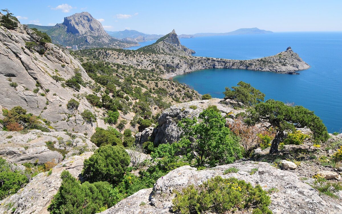 Крым. Сказочно красиво, но мы туда не поедем. Взяла картинку из свободного доступа.