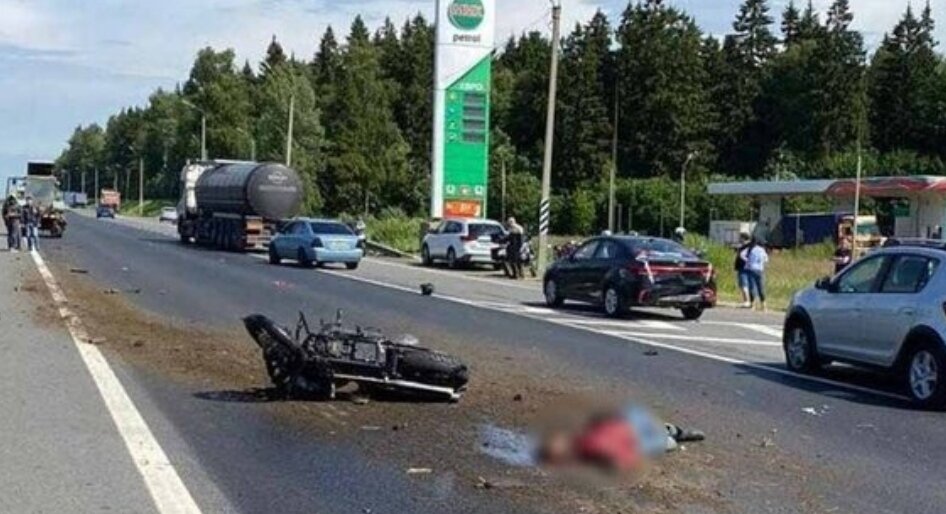 Блогер Ксения Никитина погибла в дорожной аварии в Сергиево-Посадском районе Подмосковья, сообщил ТАСС источник в правоохранительных органах. 

Авария произошла около 11:20 на 86-м километре автодороги М-8 "Холмогоры". Никитина врезалась в трактор на своем мотоцикле.

Девушка 1987 года рождения вела канал байкерской тематики в YouTube, у нее было 38,5 тысячи подписчиков.

Ранее машина каршеринга и автобус столкнулись в столичном районе Дорогомилово. Травмы получил один человек – его госпитализировали.