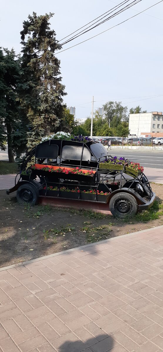 Стилизованная клумба под автомобиль, Челябинск