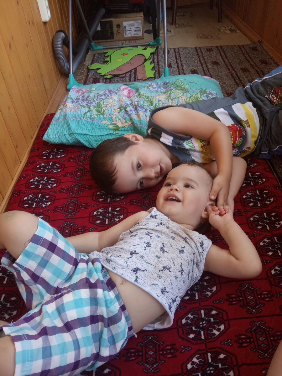 Сделали им место для игр и отдыха на балконе, чтоб лишний раз не шумели в самой квартире. Благо, сейчас лето, и утеплённую лоджию можно считать полноценной комнатной))