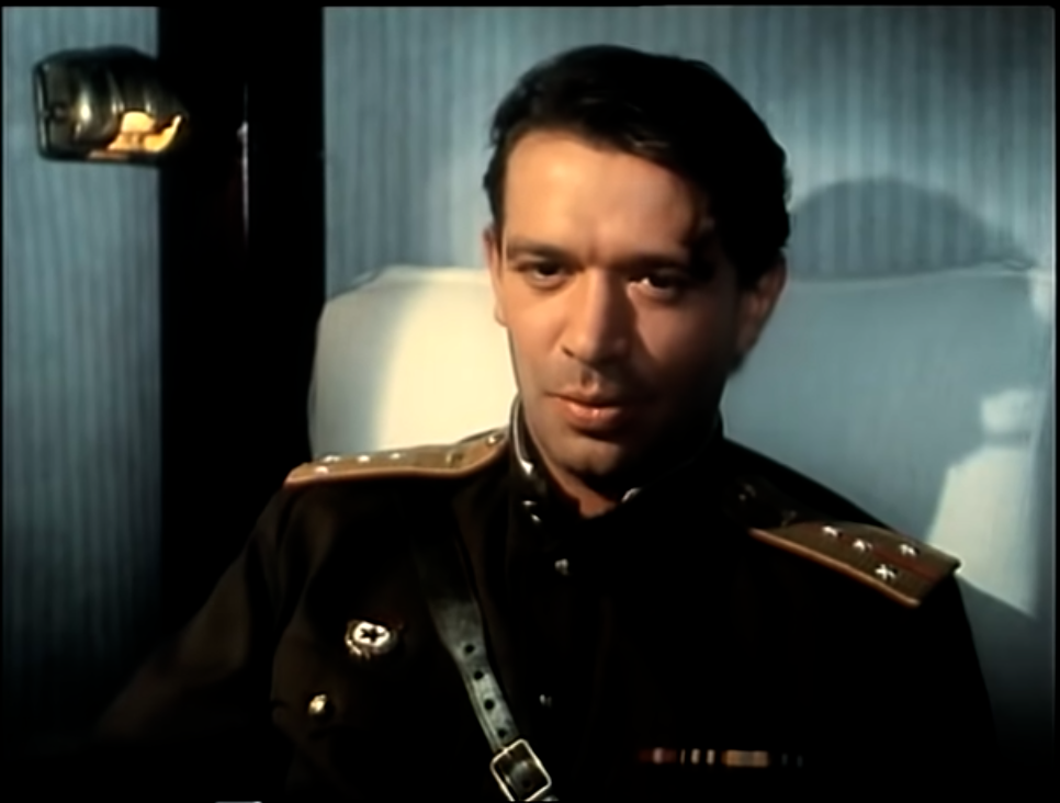 Кадр из фильма, где отчетливо видны награды Толяна