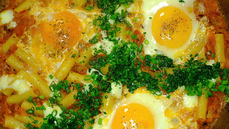 Шакшука со сладкими томатами, беконом и макаронами