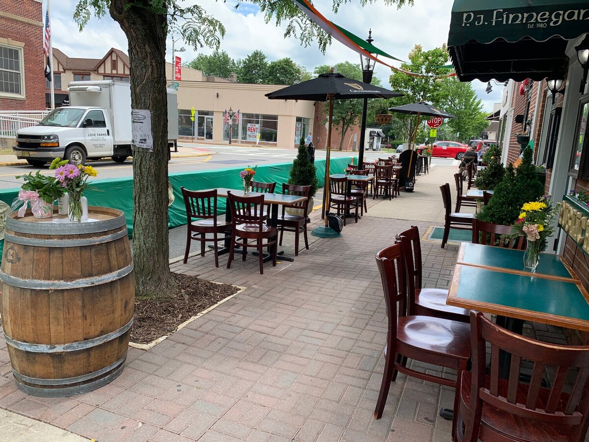 Шотландский паб ввел правила о запрете табакокурения на прилегающей уличной территории. В обмен власти города позволили пабу расширить зону обслуживания.