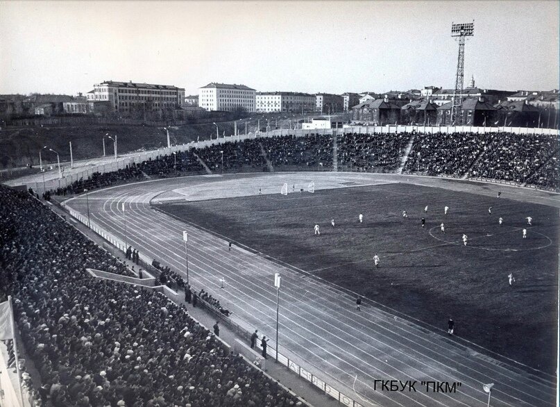 Матч «Звезда» - «Спартак» на пермском стадионе «Спартак». 