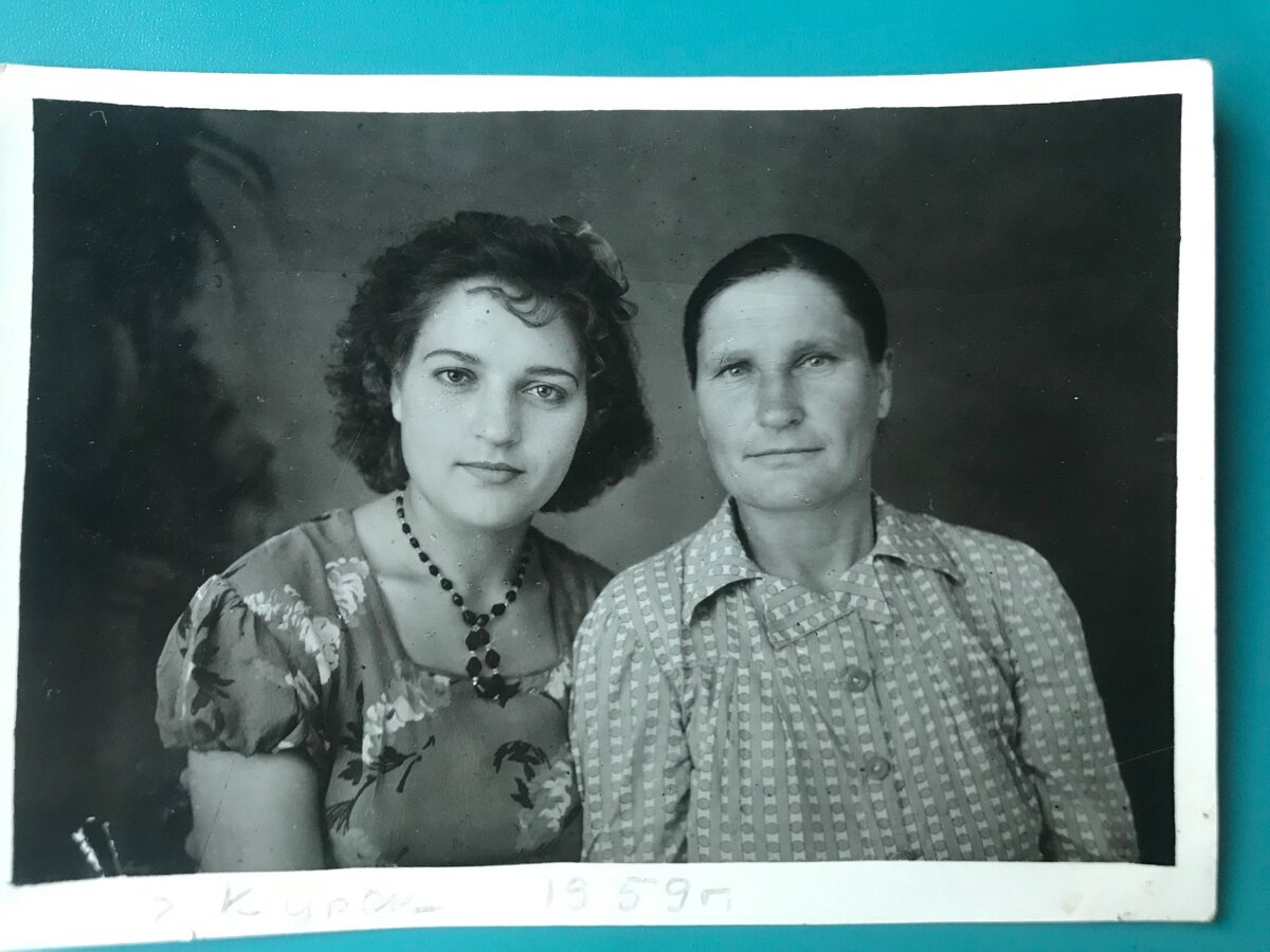 Моя бабушка по материнской линии Проняева Любовь Павловна вместе со своей матерью Надеждой Ильиничной Проняевой 