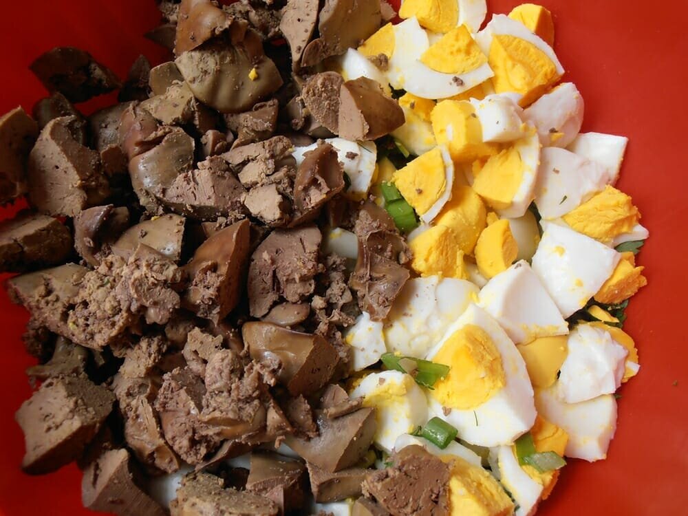 Много витамина А содержится в печени и яйцах 