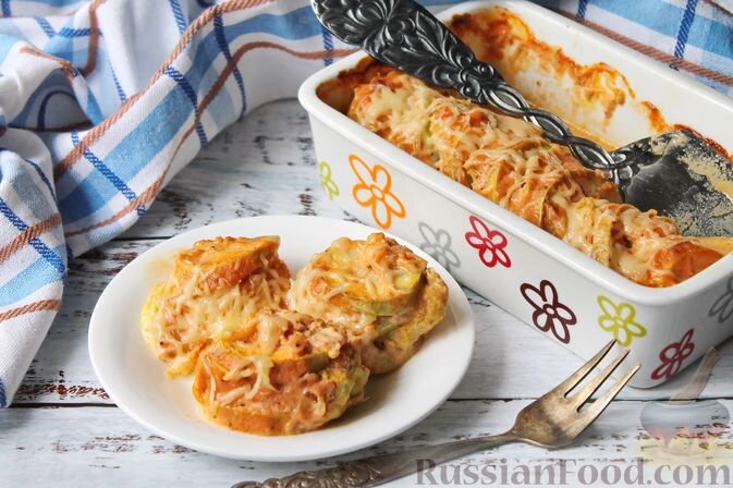 куриное филе, кабачки, сметана, томат-паста, сыр твёрдый, куркума молотая, кориандр, чеснок, соль, перец чёрный молотый, масло растительное