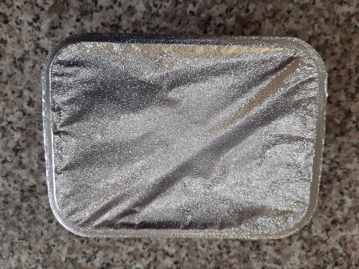 Под крышкой сыра оказалась пленка из фольги.