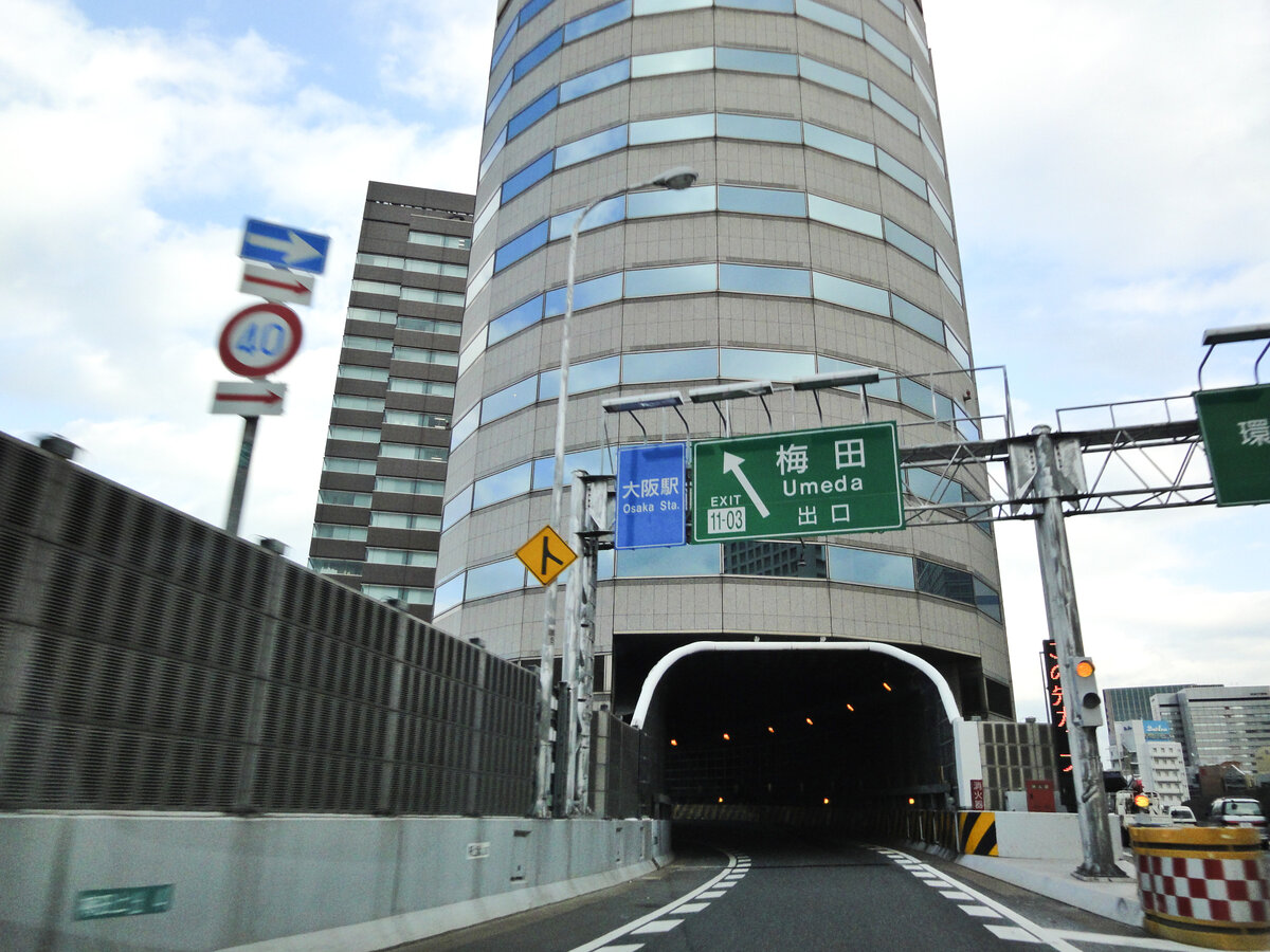 Въезд в тоннель внутри высотки Gate Tower Building