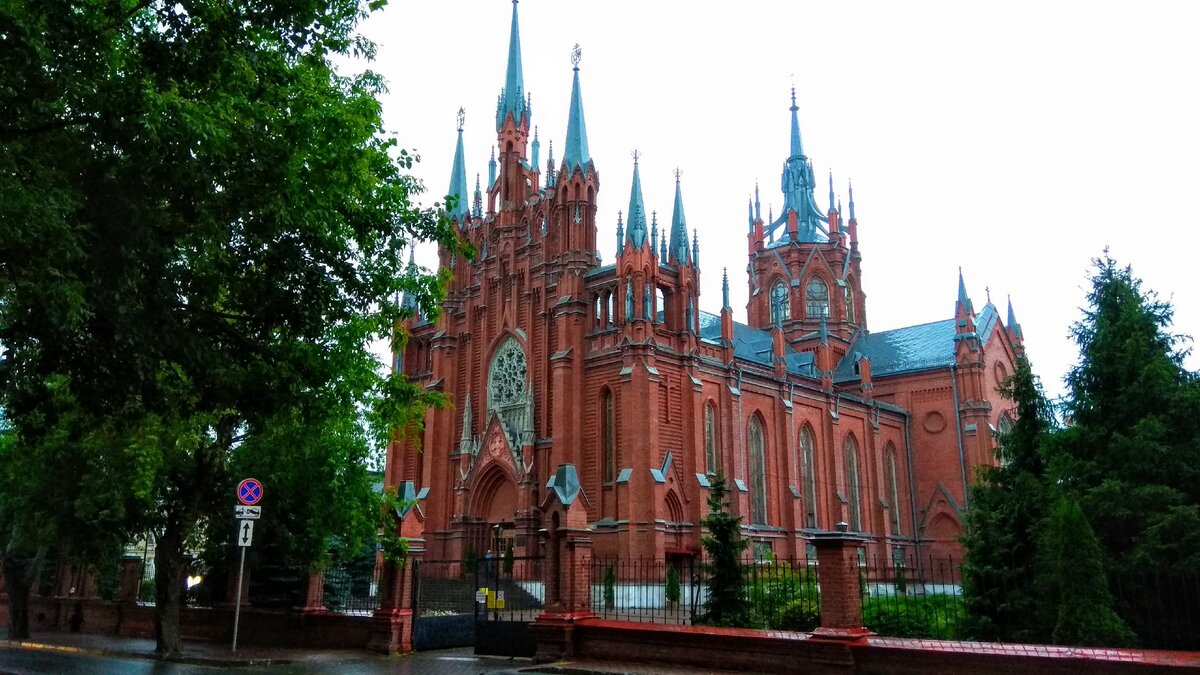 Католический костел напротив дома Владимира Высоцкого (фото автора)