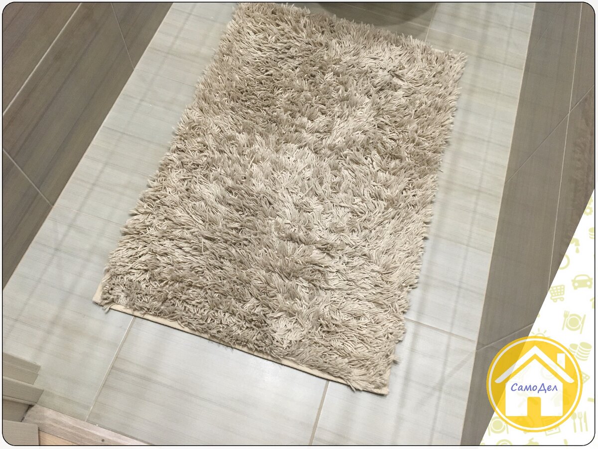 Коврик с длинным ворсом в комнате туалета